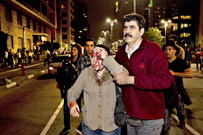 Pedestre atingida no rosto por bomba de gás no protesto em São Paulo: mais de 100 feridos | Eduardo Knapp/Folhapress