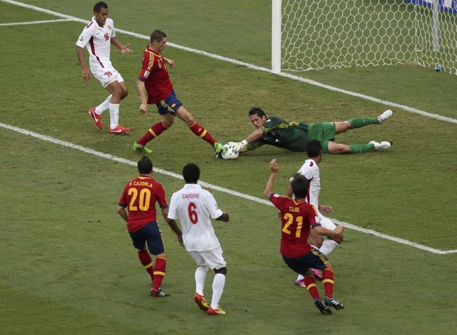 Goleiro Roche evita o gol de Fernando Torres | 