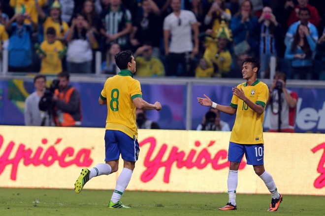 Hernanes marcou um belo gol contra a França |