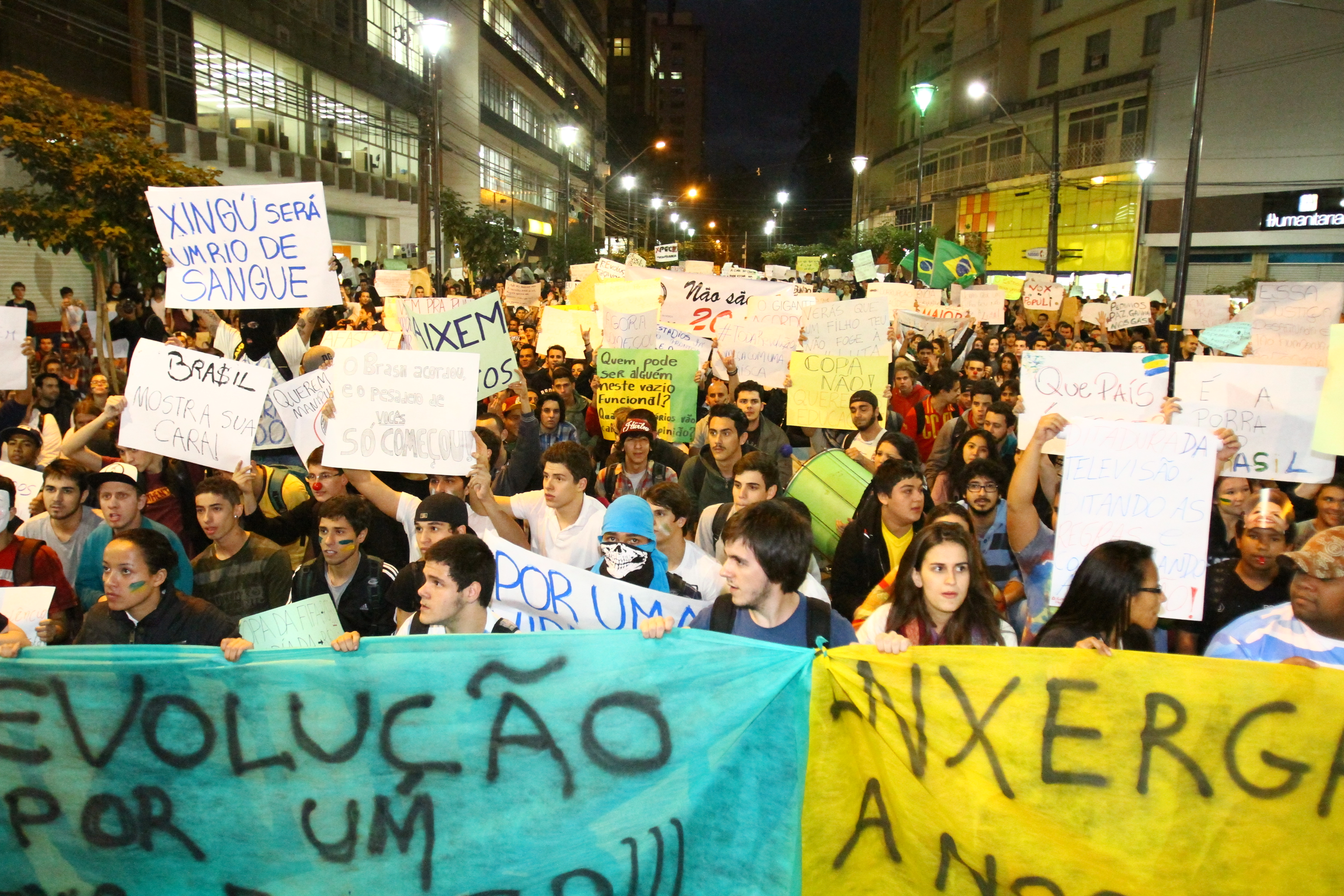 Nos últimos dias, mais de 10 mil londrinenses saíram as ruas em protesto | Gilberto Abelha/JL