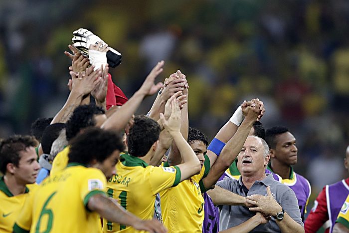 Felipão comemora com os jogadores a classificação à final da Copa das Confederações | Albari Rosa / Gazeta do Povo