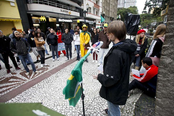 Cerca de 50 pessoas estavam reunidas na Boca Maldita por volta das 14 horas deste domingo (30) |