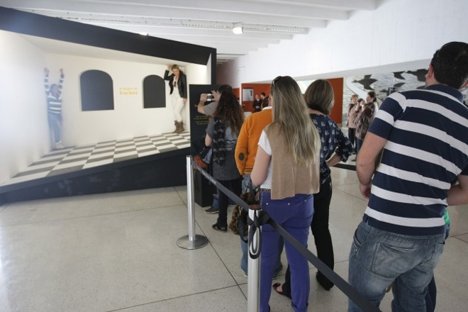 Filas para fotografar instalação interativa da mostra |