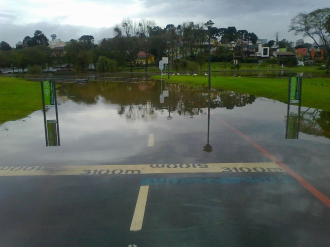 Pista do Parque Barigui também ficou alagada |