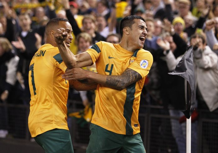 Tim Cahill (4) comemora com Archie Thompson seu gol na vitória por 4 a 0 sobre a Jordânia em Melbourne | Brandon Malone / Reuters