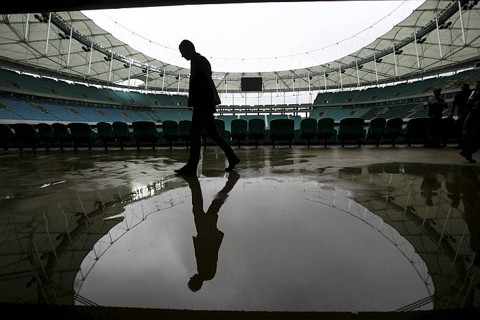 Fifa visita Fonte Nova ainda com cobertura rasgada Água das goteiras se acumula na Fonte Nova | Raul Spinassé / Folhapress
