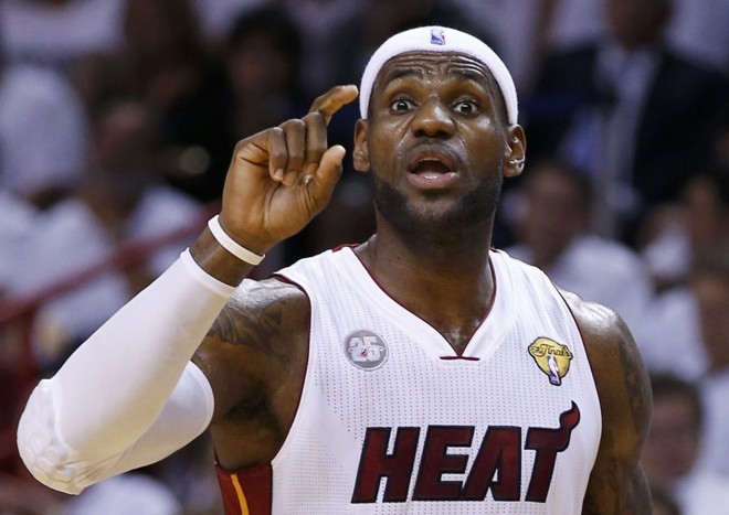 LeBron James gesticula com companheiro durante a decisão | 