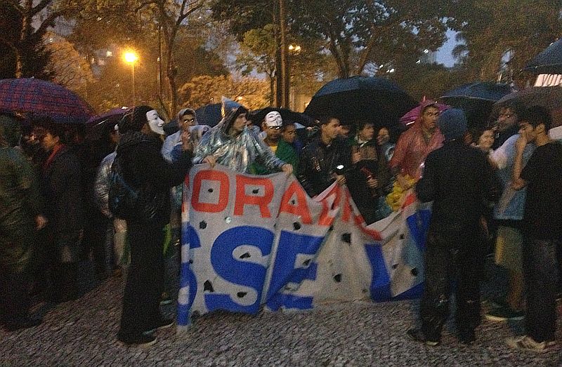 Embaixo de chuva, manifestantes se reúnem na Praça Rui Barbosa no início do protesto | Gazeta do Povo