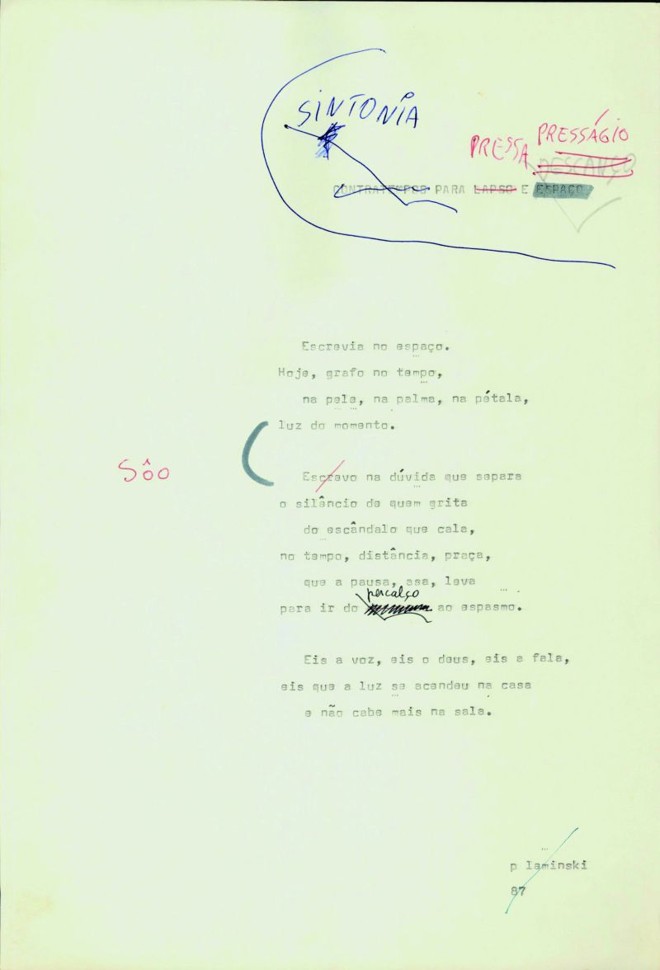 Manuscritos mostram o minucioso trabalho do poeta. |