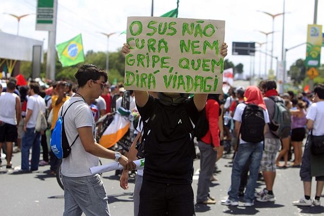 Manifestante cobra melhorias na saúde no entorno do Castelão |