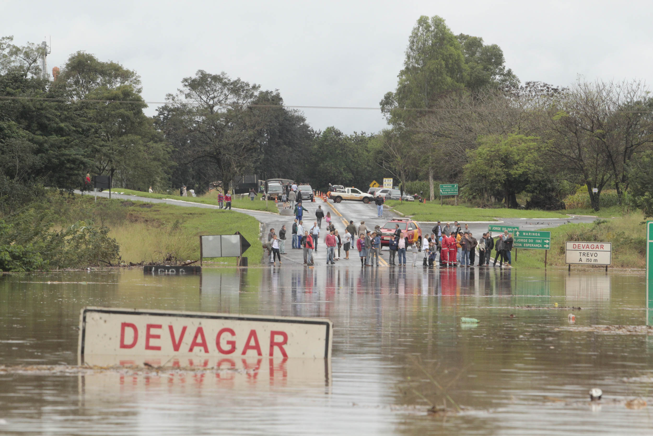 Segundo o Corpo de Bombeiros, na foram resgatadas cerca de 10 pessoas que viviam em propriedades da região inundada pelo Rio Ivaí | Ivan Amorin