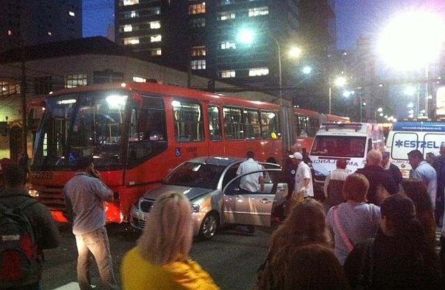 O leitor Aldrin Cordeiro enviou foto do acidente entre um biarticulado e um carro na Avenida Sete de Setembro | Aldrin Cordeiro/arquivo pessoal