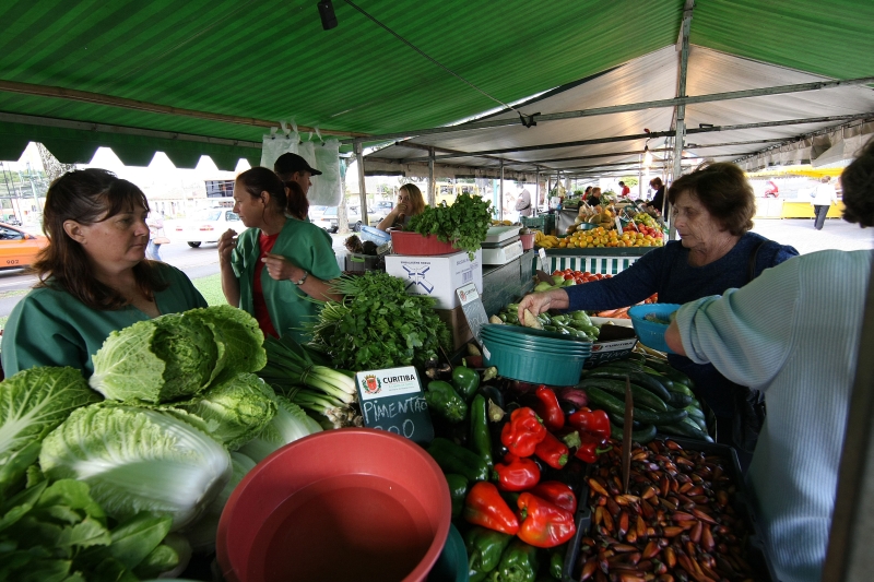 Feira livre em Curitiba: os alimentos contribuíram para um IPCA menor | Ivonaldo Alexandre/Gazeta do Povo