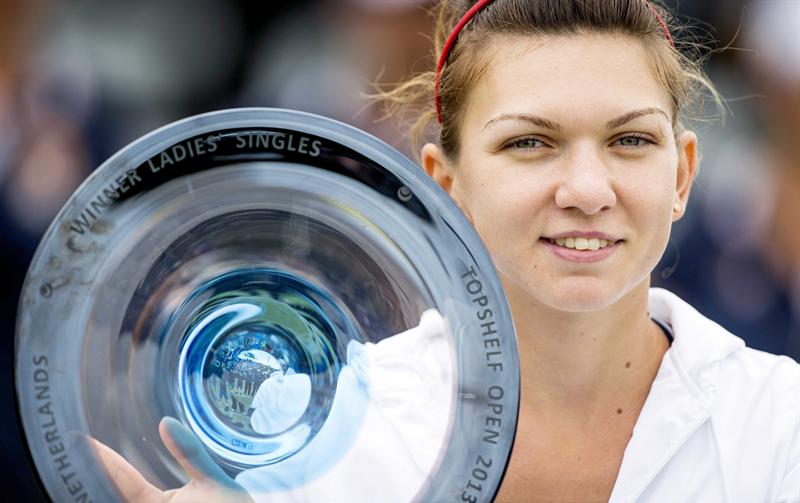 A romena Simona Halep comemora a vitória no Torneio de Hertogenbosch, na Holanda | EFE/KOEN VAN WEEL