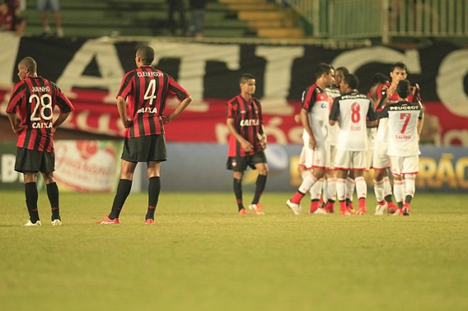 Flamenguistas comemoram o gol de empate contra o Atlético na Arena Joinville | 