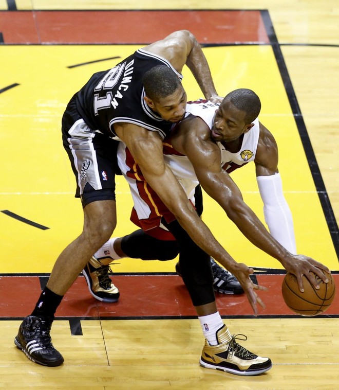 Duncan e Wade brigam pela posse de bola | 
