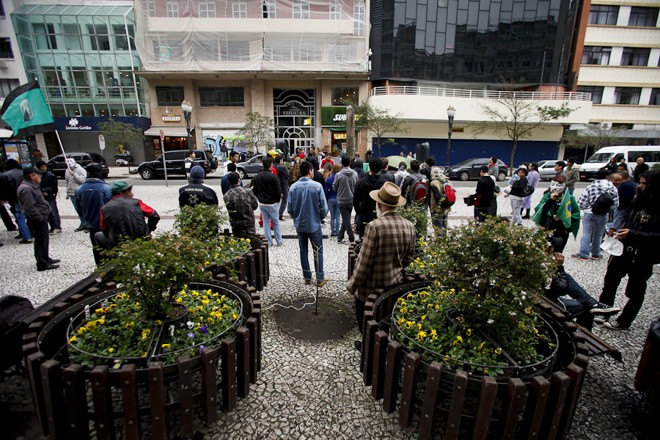 Manifestantes reunidos na Boca Maldita neste domingo (30) |