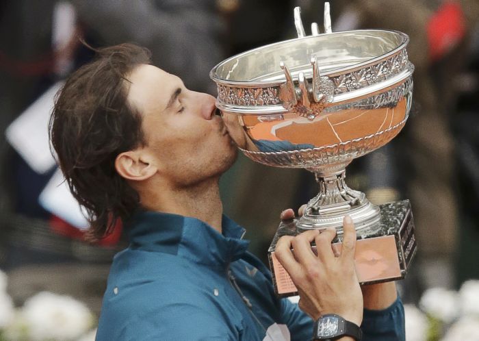 Rafael Nadal com o troféu de Roland Garros conquistado no último domingo pela oitava vez na carreira | Philippe Wojazer / Reuters