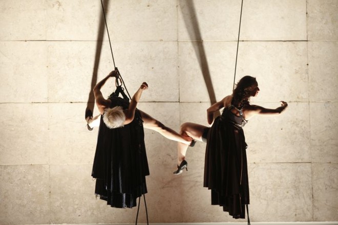 Companhia de dança italiana IL Posto faz coreografias no paredao do Teatro Guaíra | 