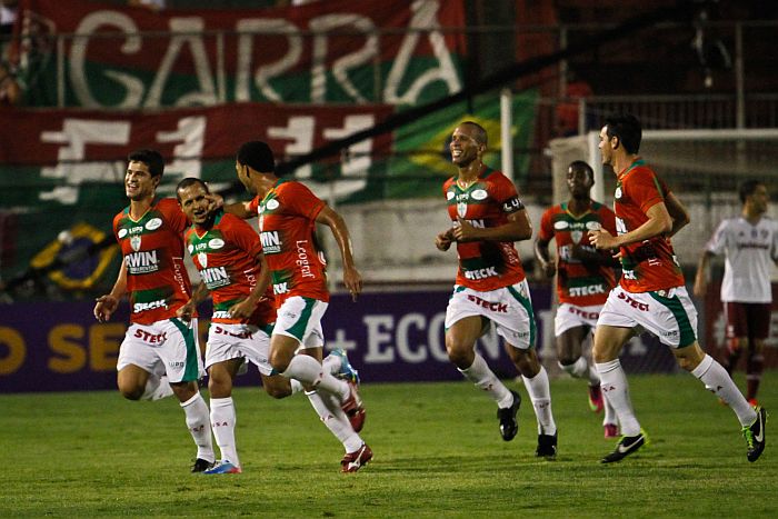 Souza comemora o primeiro gol da Portuguesa sobre o Fluminense na vitória que garantiu a liderança do Coritiba | Ale Viana Brazil / Folhapress