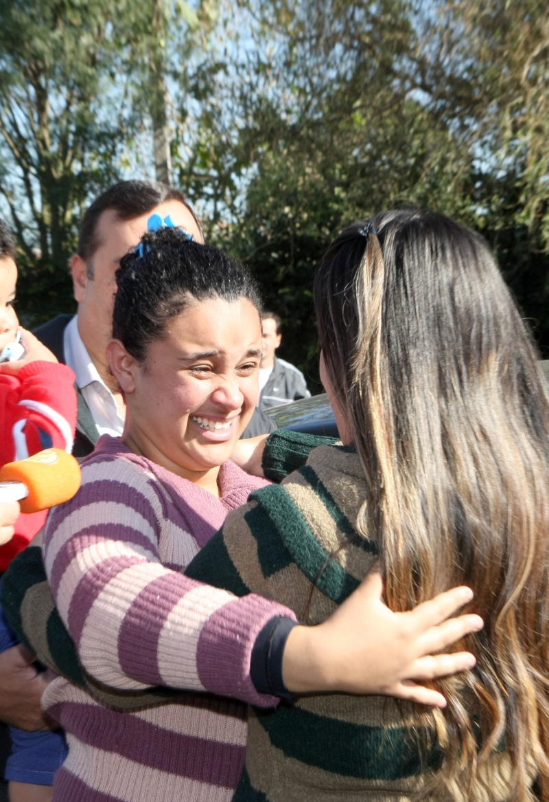Ticiane, a mãe, chora e abraça Patrícia | Aniele Nascimento/Gazeta do Povo