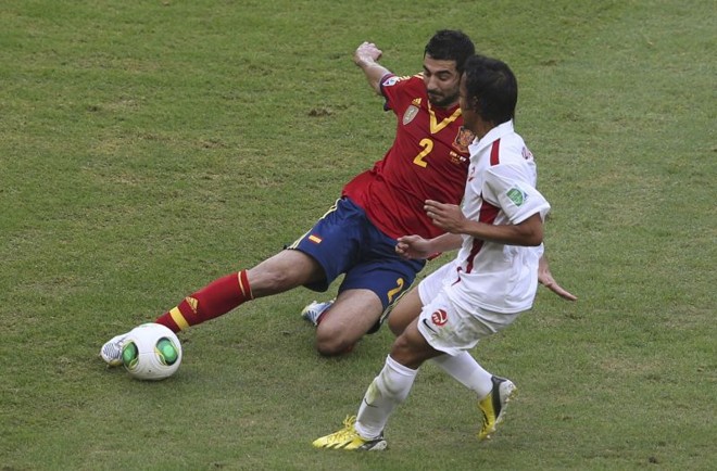 Albiol disputa a bola com Vahirua, do Taiti | 