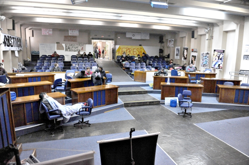 Cadeiras servem como cama | Claudio Vaz/ Ag. RBS/ Folhapress