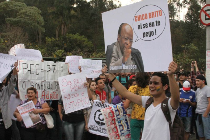 Manifestante exibe cartaz com foto de Barbosa como justiceiro em ameaça ao prefeito Chico Brito (PT) de Embu das Artes | Everaldo Silva/Futura Press/Folhapress