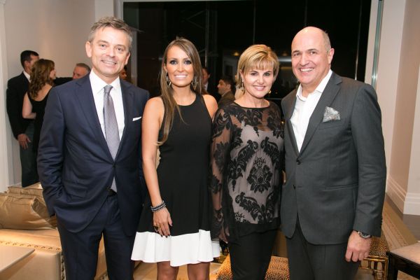 Jason Hitchens (à esq.), presidente para a América Latina da marca italiana Ermenegildo Zegna, e o arquiteto Jayme Bernardo (à dir.) foram os anfitriões do elegante coquetel de apresentação da grife, realizado quinta-feira no apartamento decorado do edifício Palazzo Lumini. Com eles na foto, a diretora da construtora San Remo, Aline Perussolo (de preto), e a presidente do Instituto TMO/Associação Alírio Pfiffer, Bettina Muradas | Naideron Jr.
