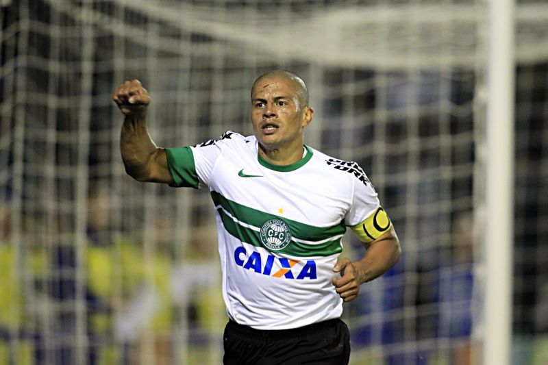 Alex comemora o gol 400 da carreira, seu 48.º pelo Coritiba | Albari Rosa / Gazeta do Povo