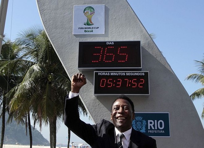 Pelé participou do relógio que conta os dias para o Mundial, projetado por Oscar Niemeyer | 