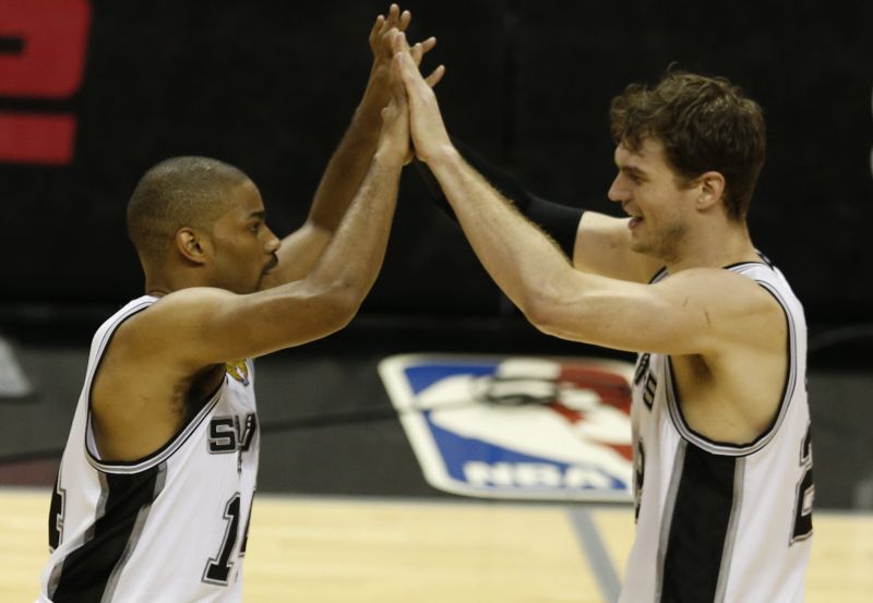 Destaque da partida ao lado junto com Danny Green, Gary Neal (esquerda) comemora com o brasileiro Tiago Splitter | Aaron M. Sprecher / EFE