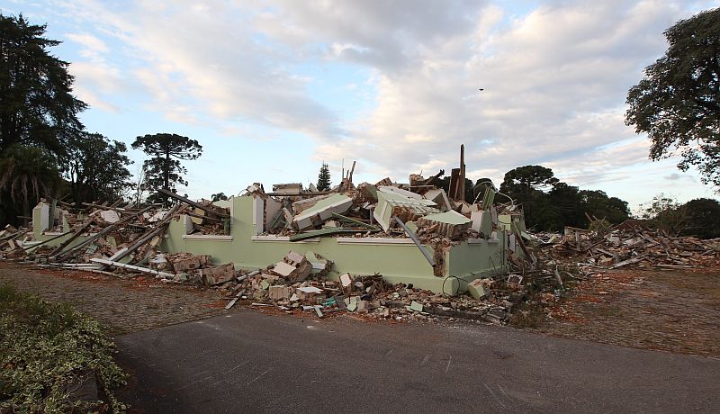 Os escombros do prédio do antigo Hospital Bom Retiro, em Curitiba, permanecem no local. Liminar agora determina que nascentes e vegetação presentes no terreno não sejam modificadas | Daniel Castellano/Gazeta do Povo