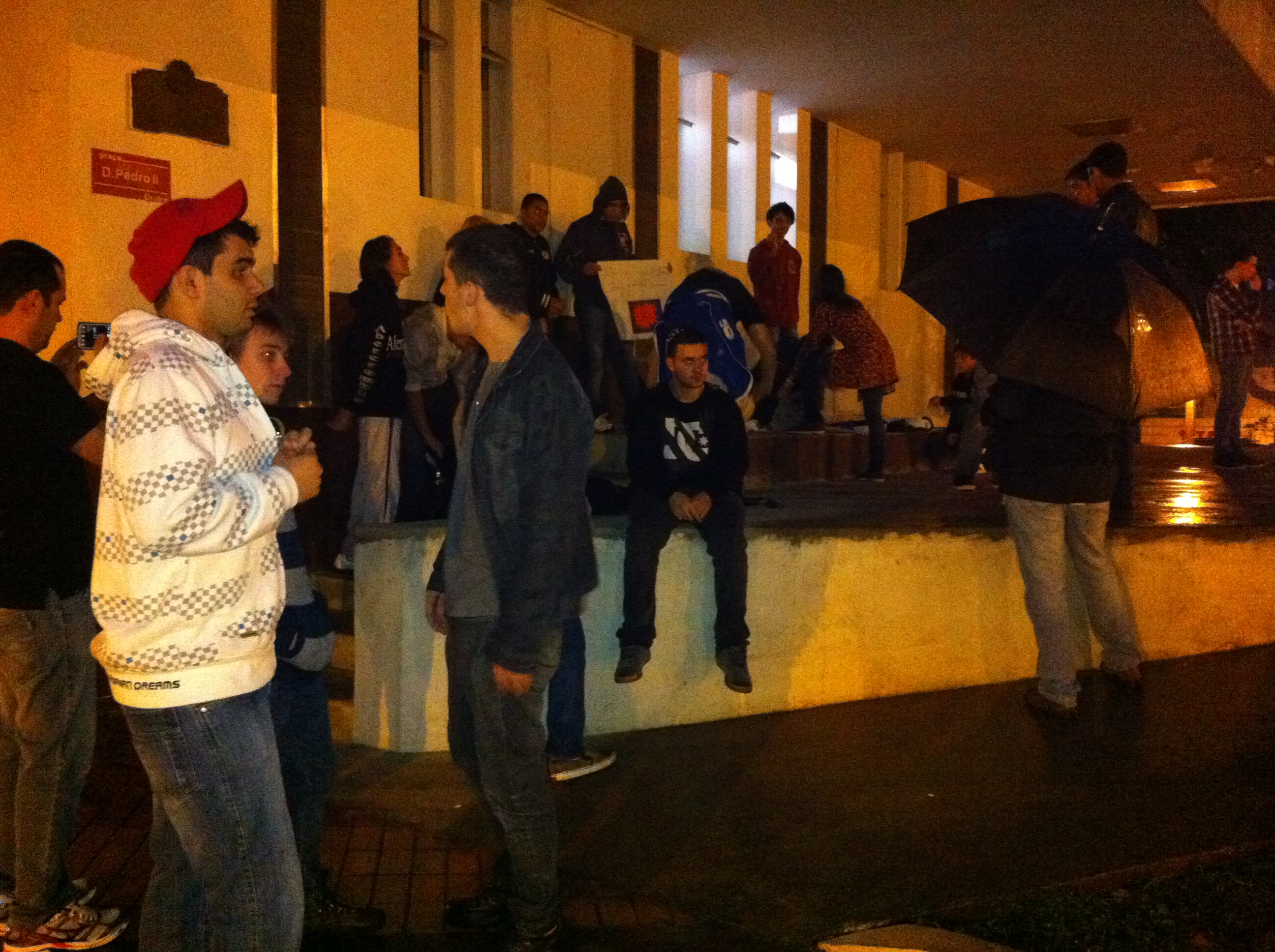 Aproximadamente 30 pessoas se reuniram na Prefeitura de Maringá, por volta das 18 horas, a maioria estudantes e jovens | William Kayser / Gazeta Maringá