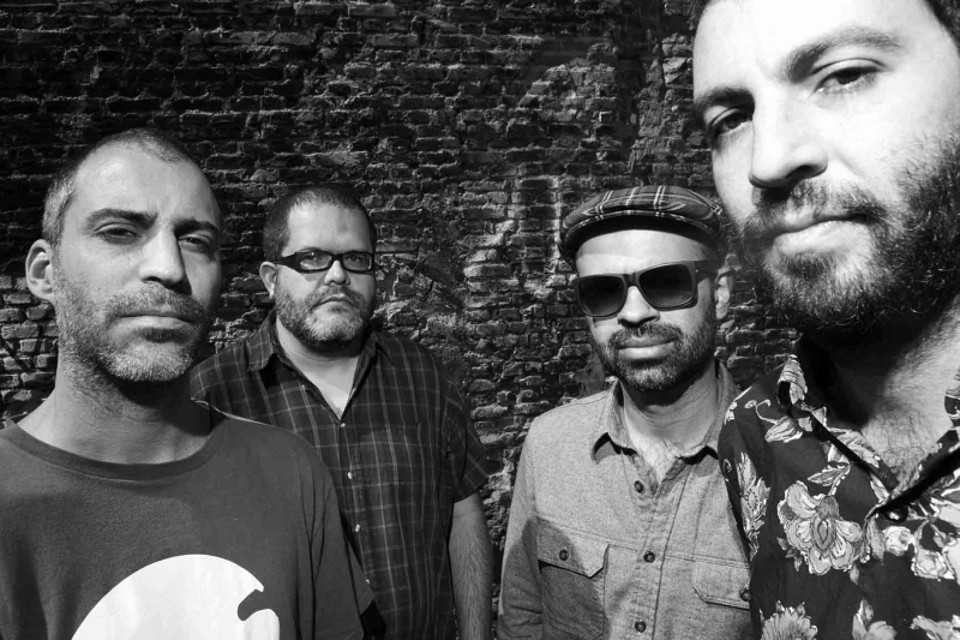 Convergência de circuitos Marcelo Cabral, Romulo Fróes, Rodrigo Campos e Kiko Dinucci: todos assinam composições no novo disco | Everton Ballardin/Divulgação