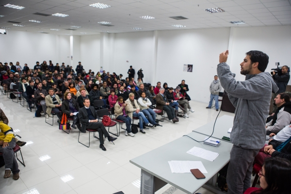 Ato unificado é marcado para sábado: Representantes de mais de 60 sindicatos, movimentos sociais e coletivos estudantis se reuniram na noite de ontem na sede do APP-Sindicato, em Curitiba, para debater as mobilizações sociais e definir o rumo dos protestos que devem ocorrer na cidade nos próximos dias. Foi marcado um ato unificado para o próximo sábado, na Boca Maldita, às 10 horas. O evento contou com a participação de cerca de 250 pessoas e elencou pautas que devem constar nos próximos manifestos. A reivindicação central continua voltada ao transporte público: apesar de o prefeito Gustavo Fruet ter anunciado a redução da tarifa para R$ 2,70 a partir de julho, os movimentos entendem que a medida não é suficiente. Outras demandas são a reforma política, reforma agrária e redução da jornada de trabalho para 40 horas | Brunno Covello/Gazeta do Povo