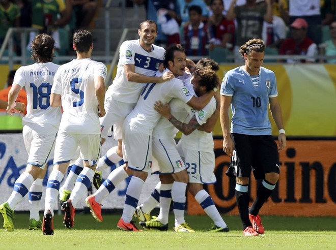 Italianos vibram com o gol de Diamanti |