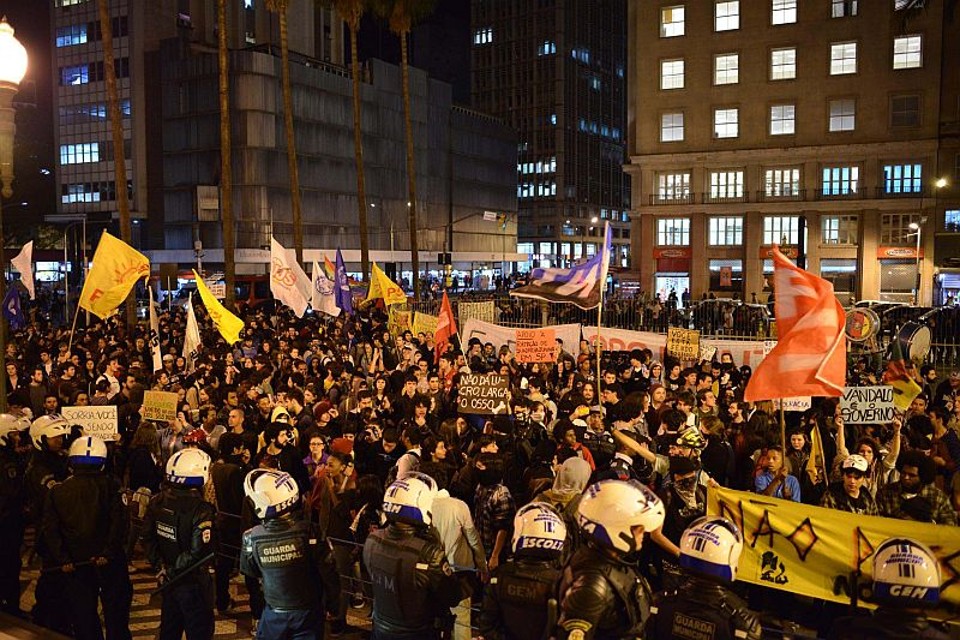 Em Porto Alegre, no Rio Grande do Sul, também houve protestos contra aumento da tarifa de ônibus | Carlos H. Ferrari/Futura Press/Folhapres