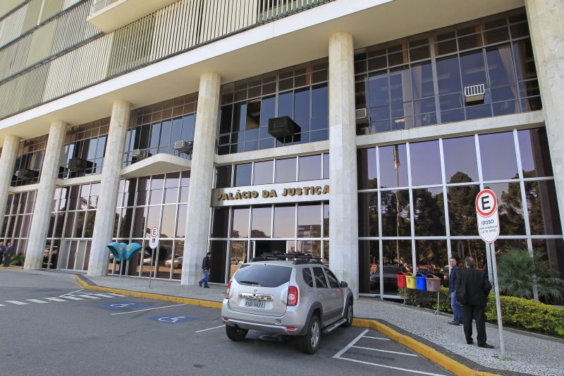 Sede do TJ: site do tribunal só divulga o salário referente a cada cargo | Antônio More/ Gazeta do Povo