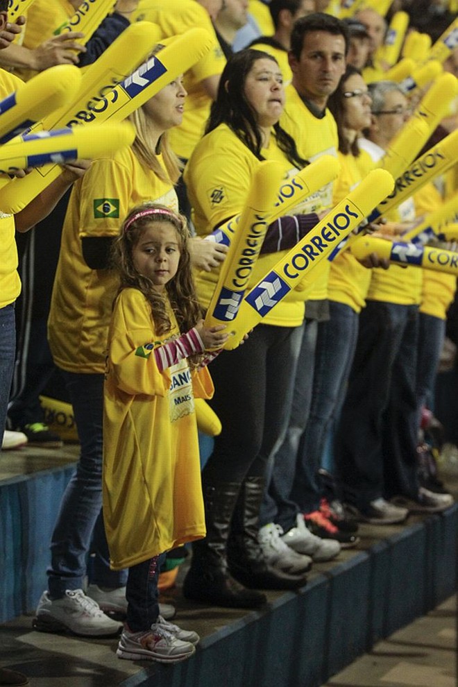 Torcida em São José dos Pinhais torcendo pelo Brasil diante da Costa Rica |