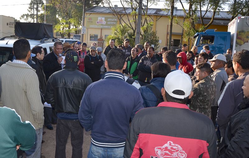 Funcionários aprovaram volta ao trabalho em assembleia no Armazém Central, na manhã desta terça-feira (4) | Siemaco/Divulgação