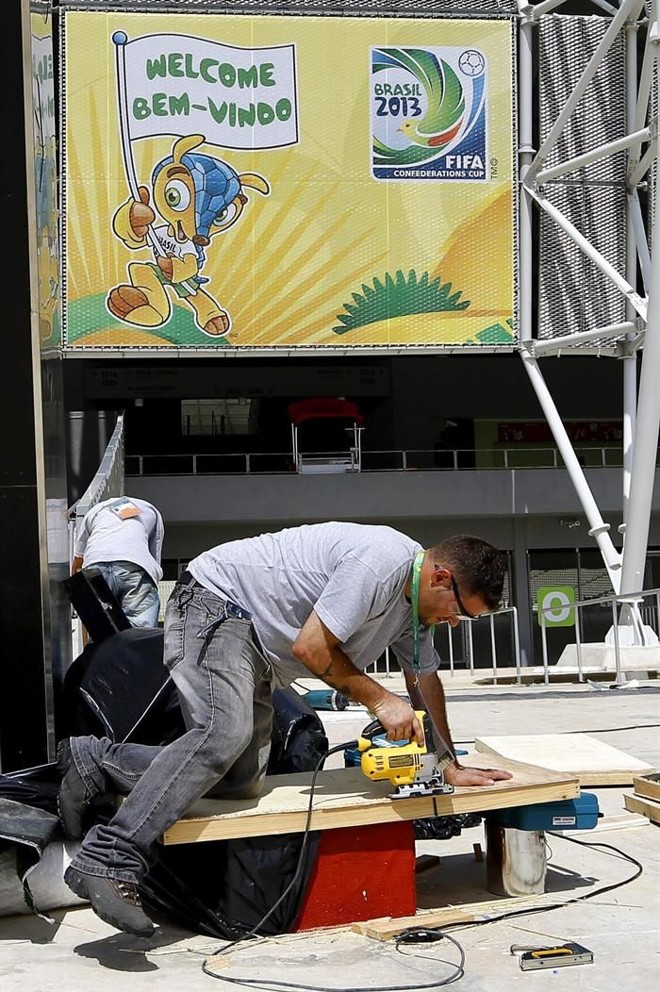 Operário corta painel para obra no Castelão a dois dias do jogo do Brasil com o México | 