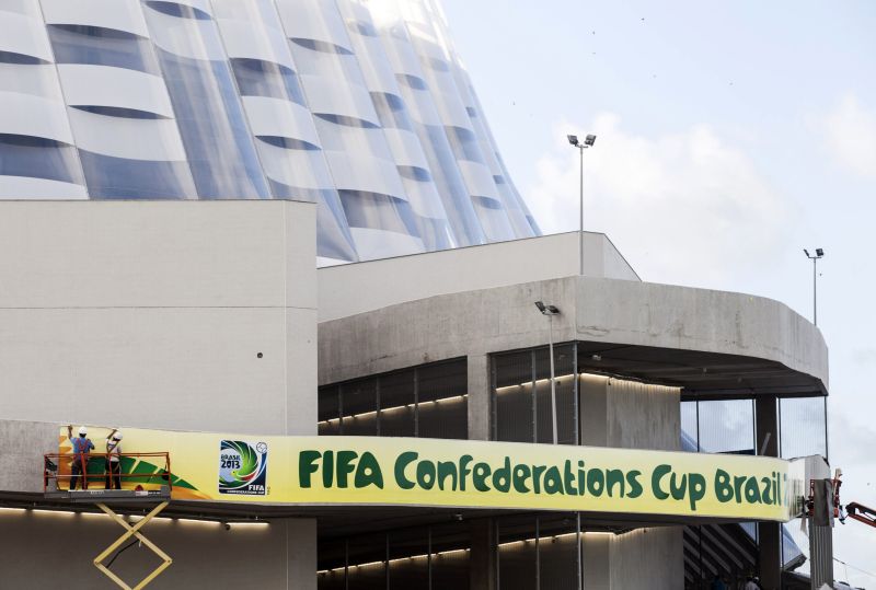 Funcionários retocam a fachada da Arena Pernambuco: Uruguai conhecerá o estádio apenas no dia do jogo | Helder Tavares/ Reuters