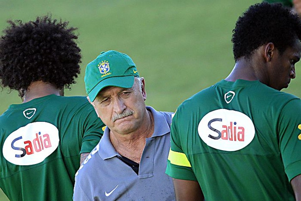"Em 2002 era fácil porque era fora do Brasil. Aqui é um inferno", reclama Felipão da falta de organização para a seleção treinar | Albari Rosa / Gazeta do Povo