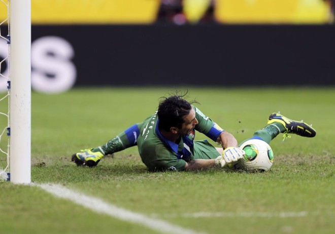 Buffon no momento de uma de suas três defesas |