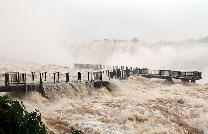 O volume de água nas Cataratas bateu recordes de vazão com as chuvas das últimas semanas e fechou o acesso à Garganta do Diabo pelo lado argentino | Christian Rizzi/Agência de Notícias Gazeta do Povo