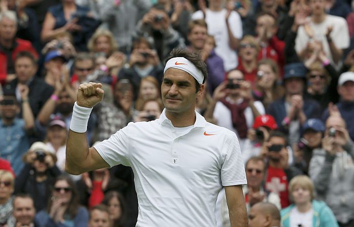 Federer comemora vitória na estreia em Wimbledon | Stefan Wermuth / Reuters