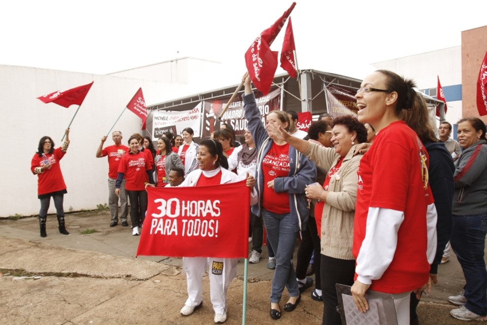 Protesto paralisa seis hospitais no PR Servidores da saúde reivindicam plano de cargos e salários | Roberto Custódio/Jornal de Londrina