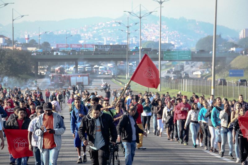 Manifestantes interditam a Via Anchieta na manhã desta quarta-feira | Eduardo Monteiro/Folhapress