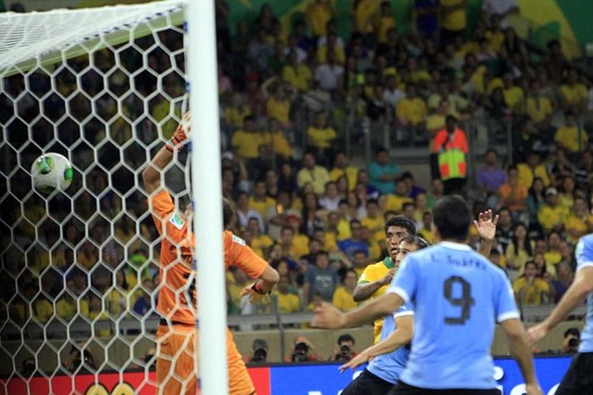 Gol do volante Paulinho aos 41 minutos do segundo tempo garantiu a vitória do Brasil sobre o Uruguai |